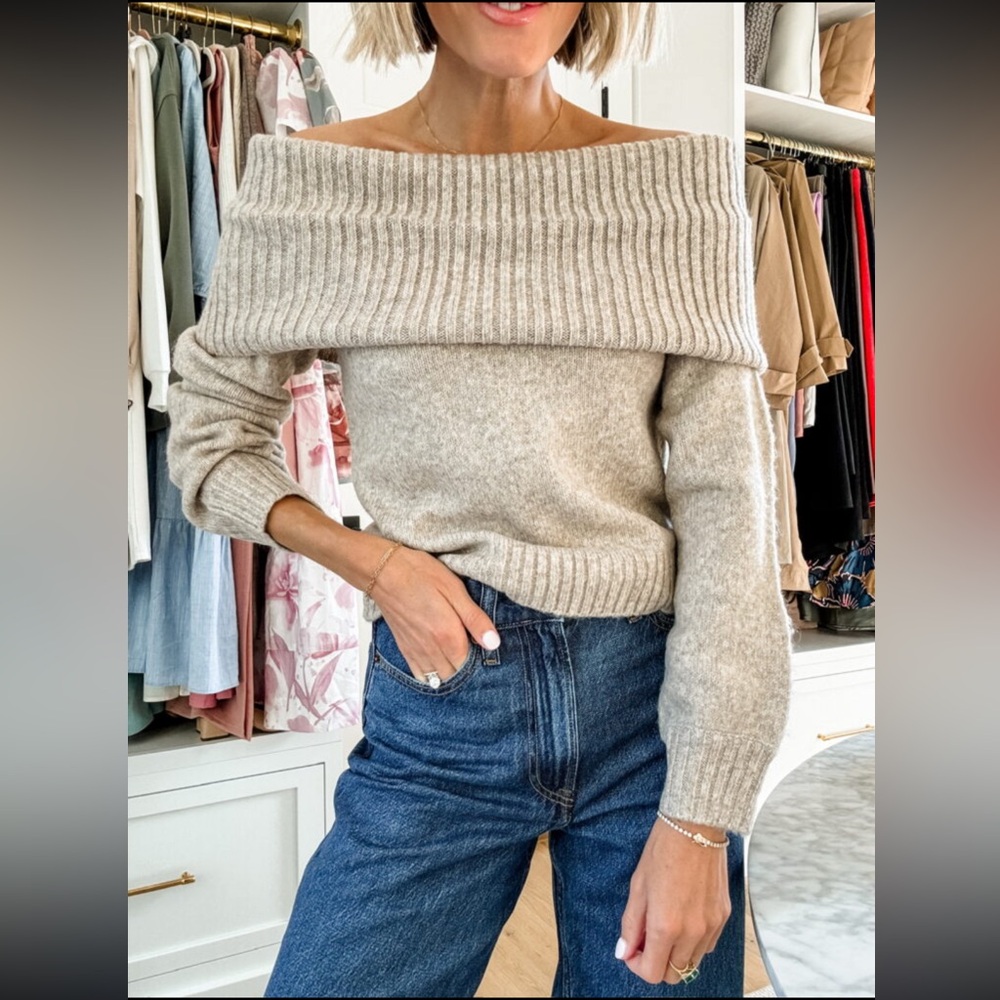 Abercrombie & fitch off shoulder sweater size xs